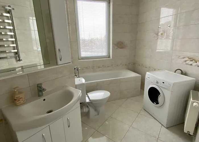 новобуд 公寓 *